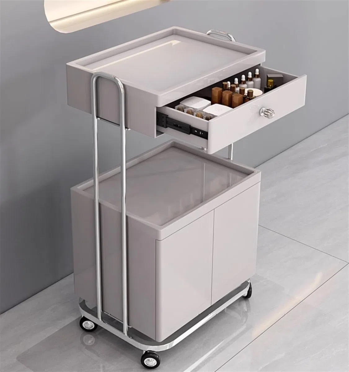 Arbeitswagen, 2-stufiger Kosmetikwagen Mit Schublade Und 2 Schranktüren. Beweglicher Rollwagen Mit Rädern. Kosmetikwagen Rollregal Spas(Silver+Gray)