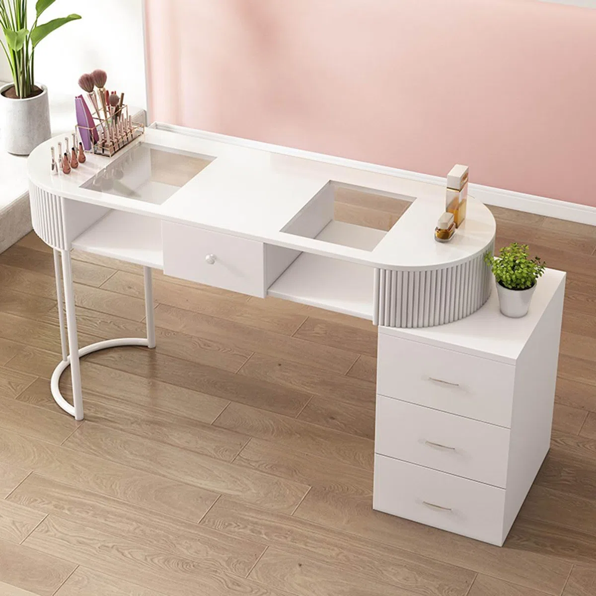 Moderner Nageltechniker-Schreibtisch mit Schubladen und Aufbewahrungsschrank. Professioneller Nagel- und Schönheitsarbeitsplatz für Künstler. Nageltisch aus Holz für Maniküre im Salon oder S
